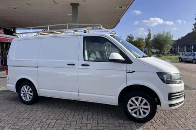 Volkswagen Transporter (2016) thumbnail 4