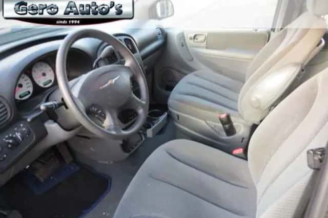 Chrysler Voyager (2005) thumbnail 2