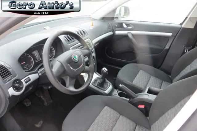 Škoda Octavia (2011) thumbnail 2