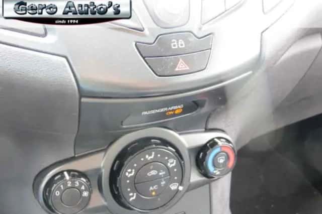 Ford Fiesta (2013) thumbnail 4