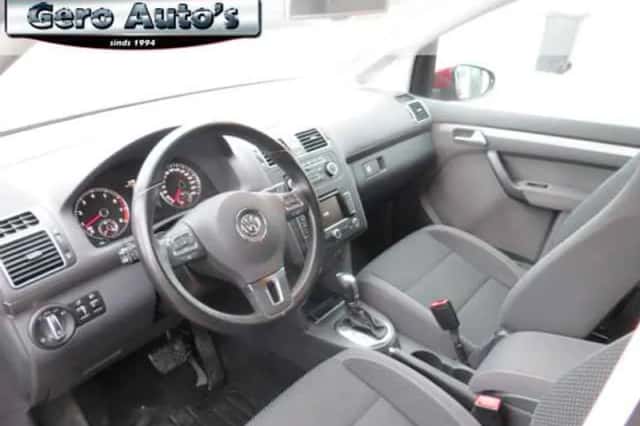 Volkswagen Touran (2011) thumbnail 2