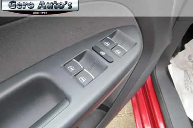 Volkswagen Touran (2011) thumbnail 4