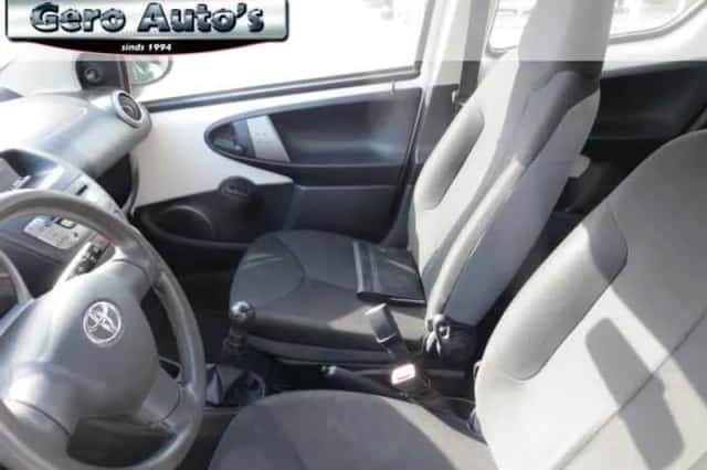 Toyota Aygo (2014) thumbnail 2