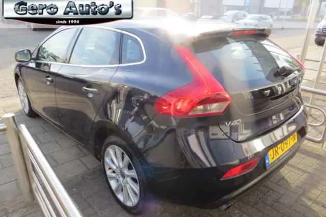 Volvo V40 (2016) thumbnail 3
