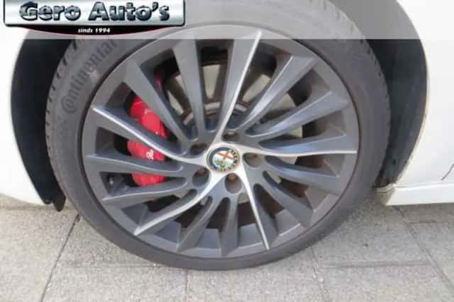 Alfa Romeo Giulietta (2011) thumbnail 2