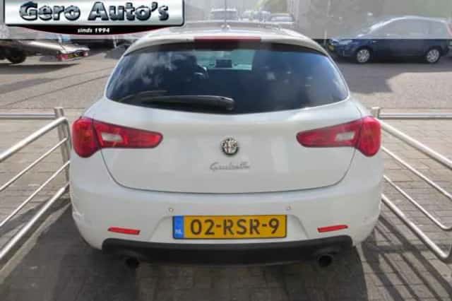 Alfa Romeo Giulietta (2011) thumbnail 4
