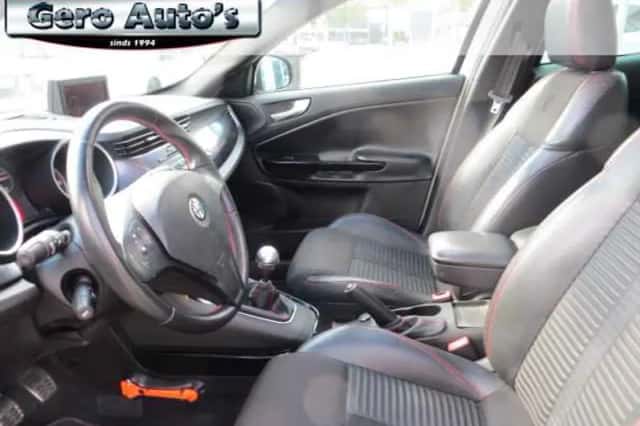 Alfa Romeo Giulietta (2011) thumbnail 5