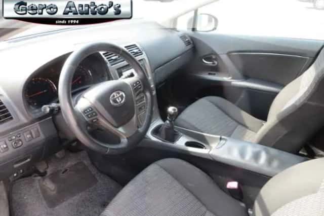 Toyota Avensis (2011) thumbnail 2