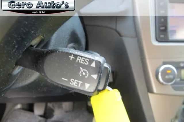 Toyota Avensis (2011) thumbnail 3