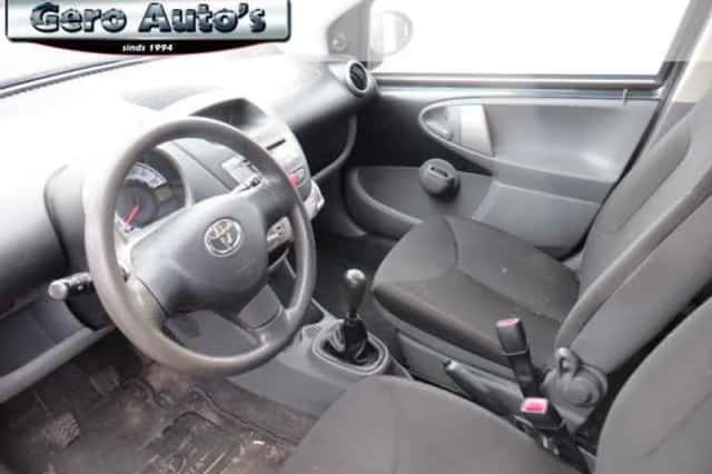 Toyota Aygo (2011) thumbnail 2