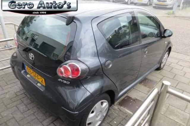 Toyota Aygo (2011) thumbnail 3