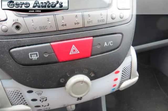Toyota Aygo (2011) thumbnail 5