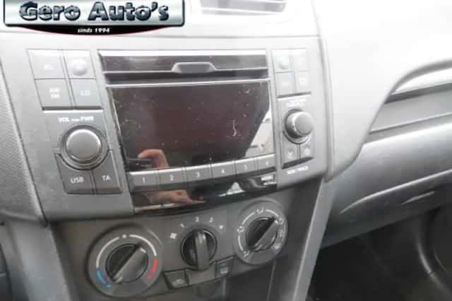 Suzuki Swift (2012) thumbnail 6