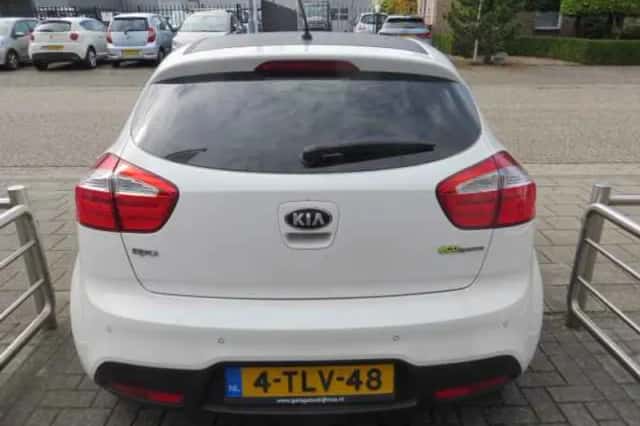 Kia Rio (2014) thumbnail 3