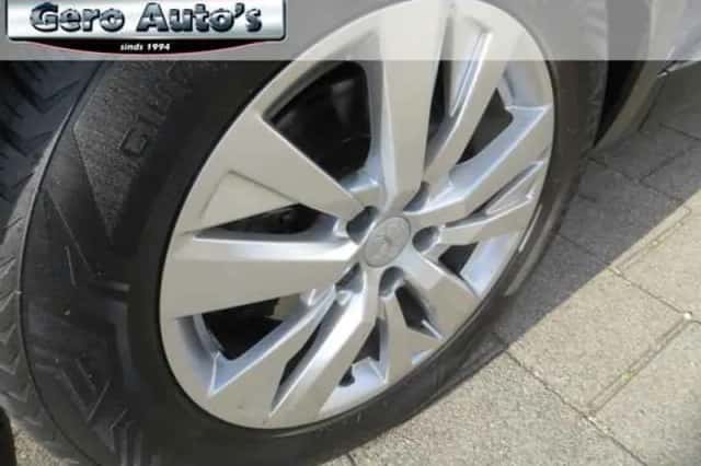 Peugeot 3008 (2019) thumbnail 2