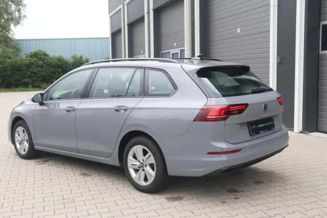 Volkswagen Golf (2024) thumbnail 5