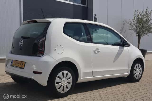 Volkswagen Up! (2018) thumbnail 4