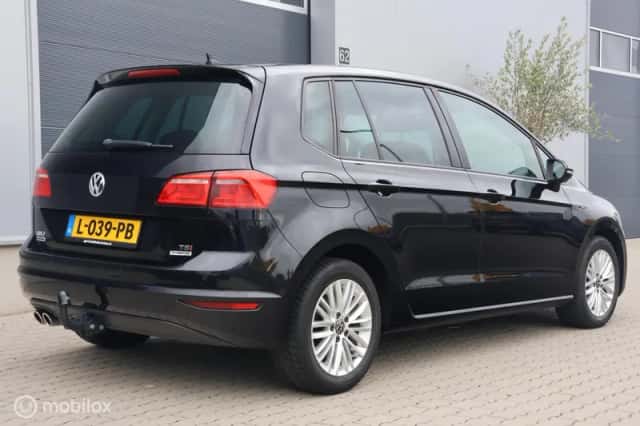 Volkswagen Golf Sportsvan (2015) thumbnail 2