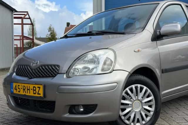 Toyota Yaris (2005) thumbnail 2