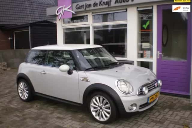 MINI Cooper (2010) thumbnail 1