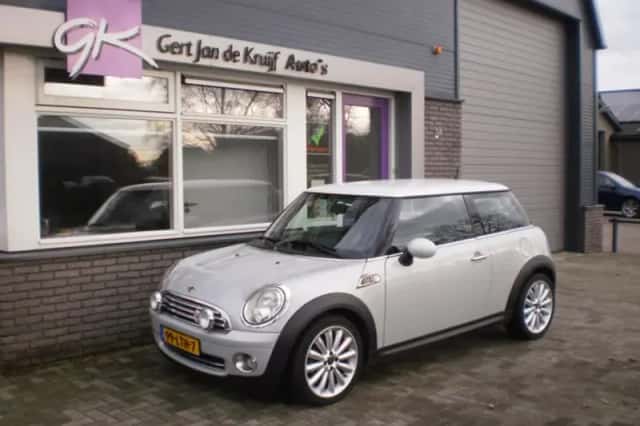 MINI Cooper (2010) thumbnail 2
