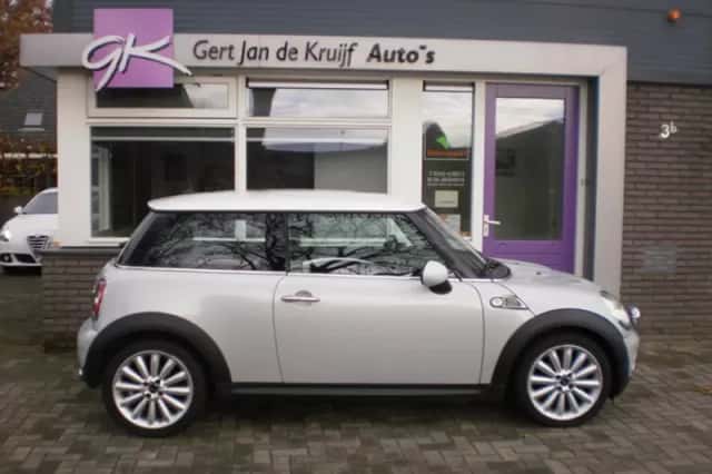 MINI Cooper (2010) thumbnail 3