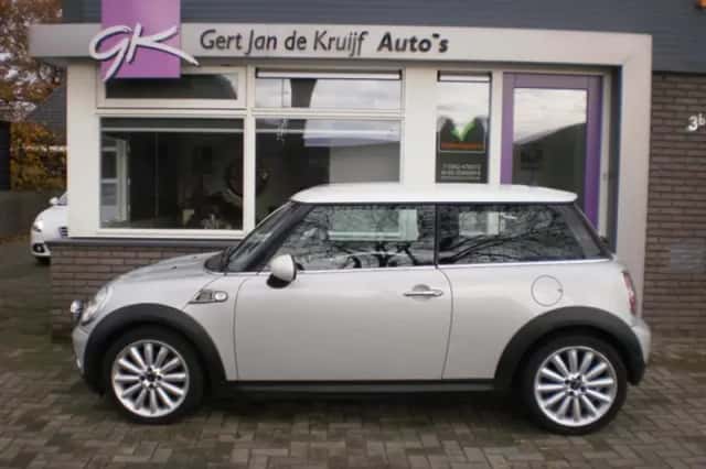 MINI Cooper (2010) thumbnail 4