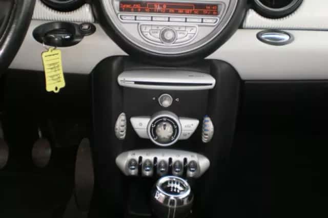 MINI Cooper (2010) thumbnail 6