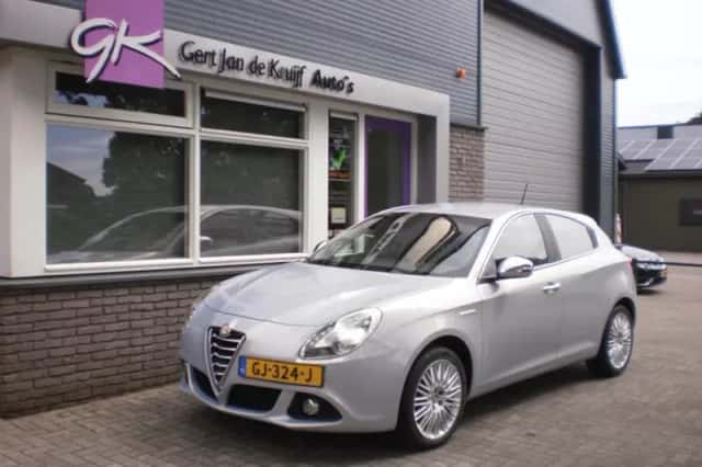 Alfa Romeo Giulietta (2015) thumbnail 2