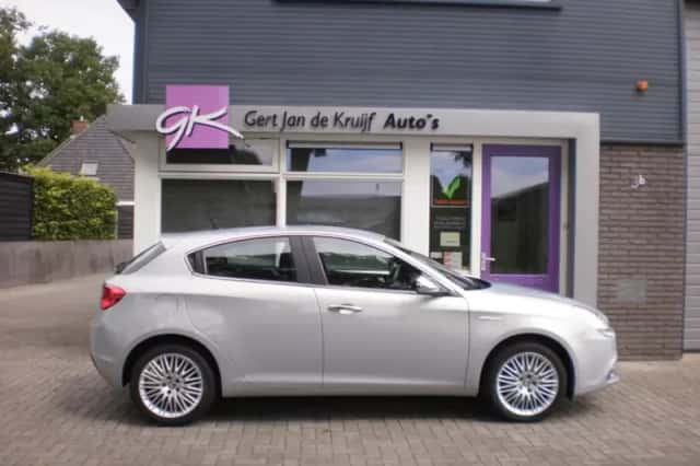Alfa Romeo Giulietta (2015) thumbnail 3