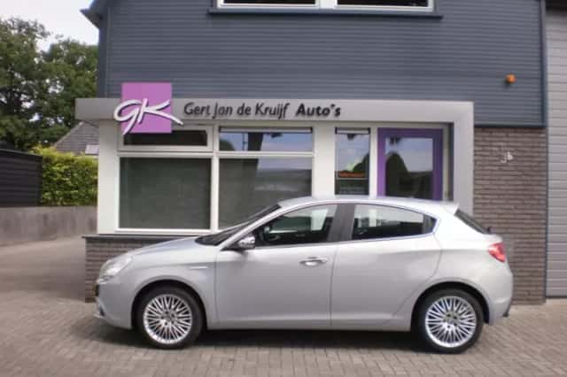 Alfa Romeo Giulietta (2015) thumbnail 4