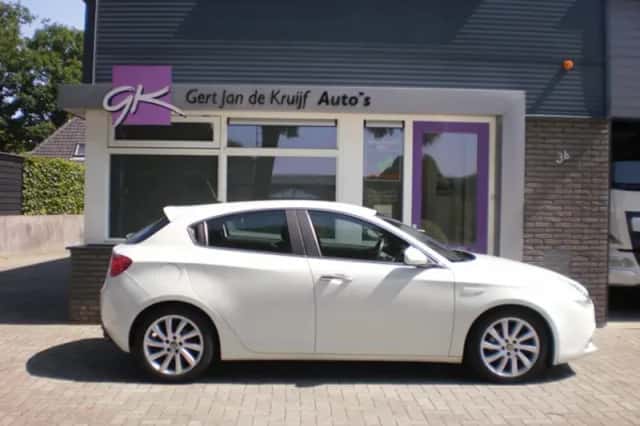 Alfa Romeo Giulietta (2014) thumbnail 3