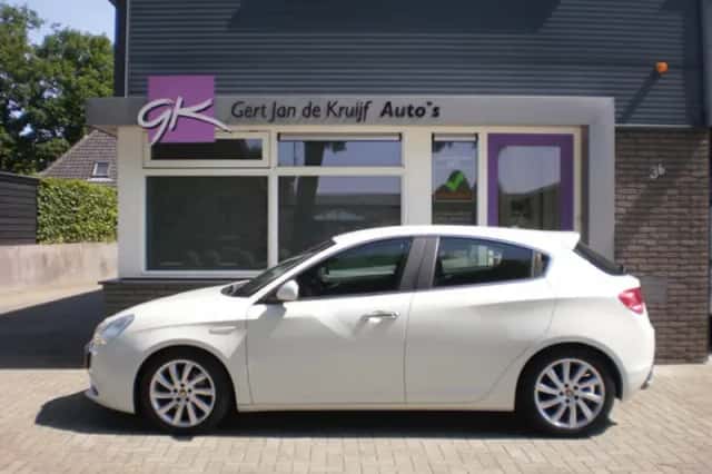 Alfa Romeo Giulietta (2014) thumbnail 4