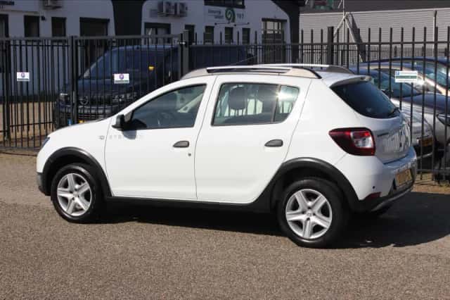 Dacia Sandero (2016) thumbnail 3