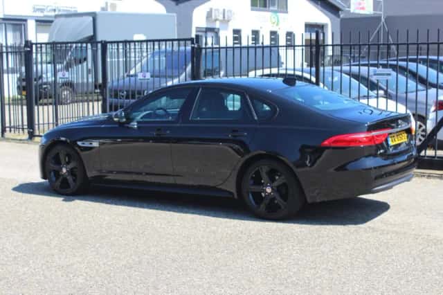 Jaguar XF (2018) thumbnail 3