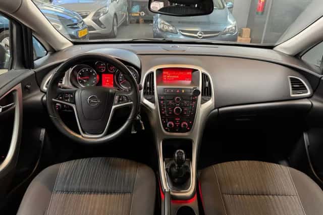 Opel Astra (2011) thumbnail 2