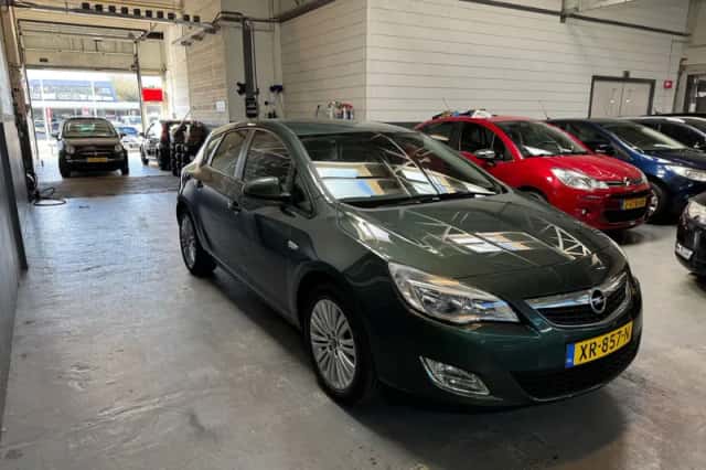 Opel Astra (2011) thumbnail 4