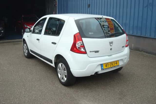 Dacia Sandero (2009) thumbnail 3