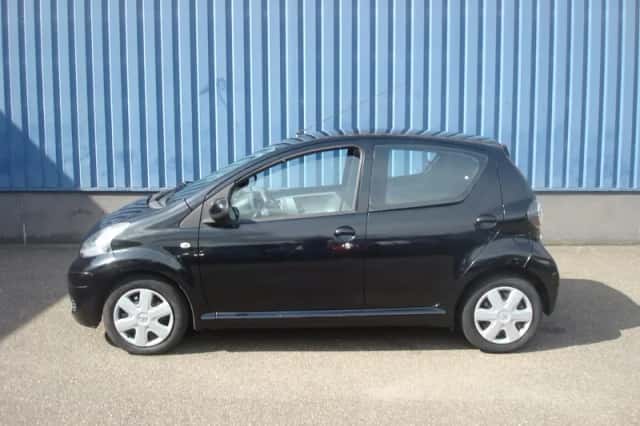 Toyota Aygo (2011) thumbnail 2