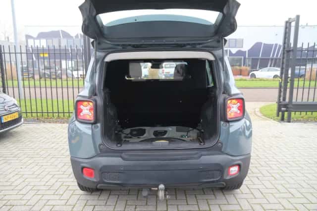 Jeep Renegade (2016) thumbnail 3
