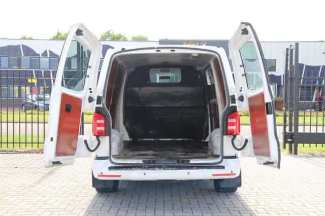 Volkswagen Transporter (2016) thumbnail 3