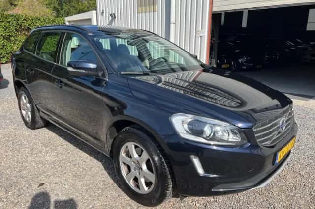 Volvo XC60 (2016) thumbnail 2