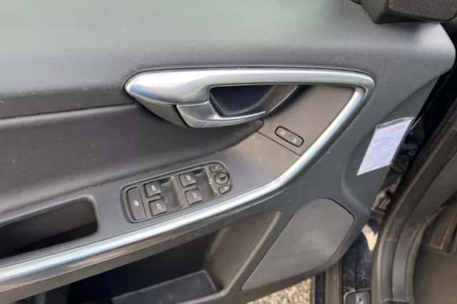 Volvo XC60 (2016) thumbnail 4