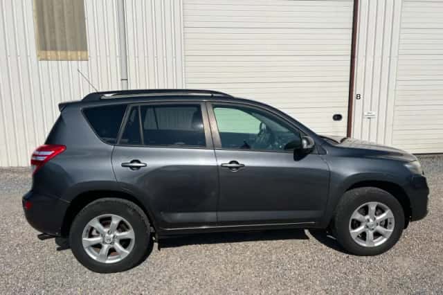 Toyota RAV4 (2011) thumbnail 3