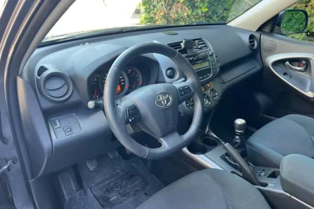 Toyota RAV4 (2011) thumbnail 6