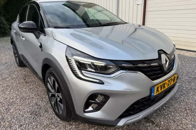 Renault Captur (2022) thumbnail 2