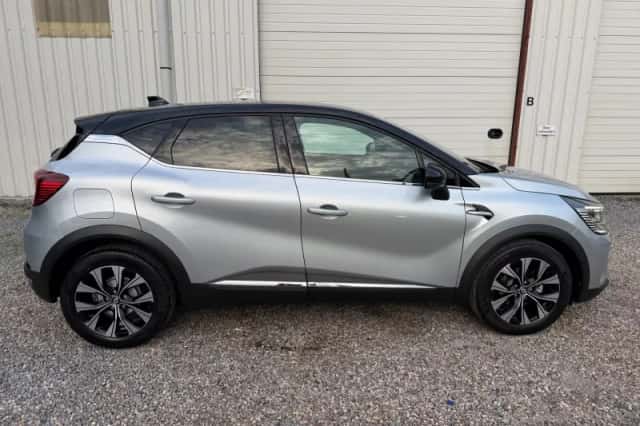 Renault Captur (2022) thumbnail 3