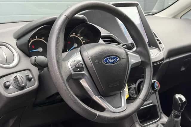 Ford Fiesta (2013) thumbnail 6