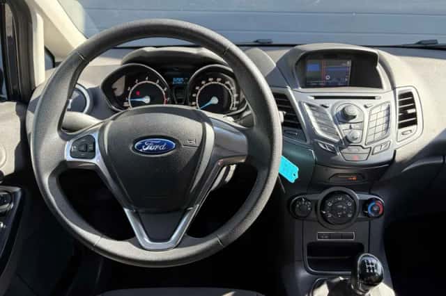 Ford Fiesta (2014) thumbnail 3