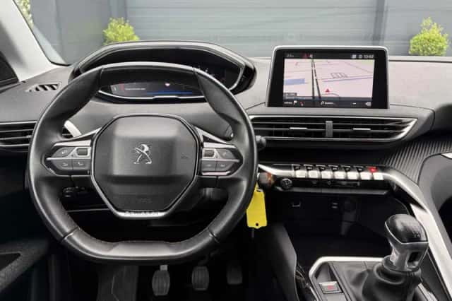 Peugeot 5008 (2018) thumbnail 3
